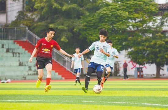 渝超联赛-重庆城市足球联赛赛程-直播比分入口重庆市青年企业家足球联赛精彩开幕14支队伍激战绿茵场