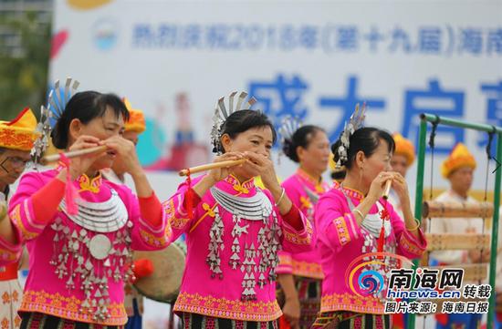 在2018年（第十九届）海南国际旅游岛欢乐节开幕式上，黎族同胞演奏鼻萧。高林 摄
