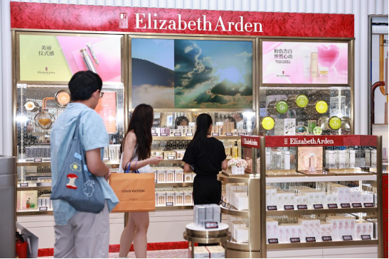 （图为顾客在三亚国际免税城选购化妆品）