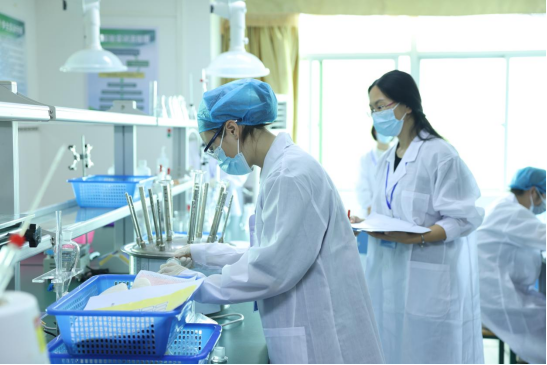 　化工实验技术赛项比赛现场，参赛选手正在观察化学试剂