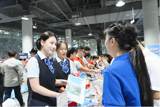 图为建行海南省分行员工向市民进行金融知识宣教。