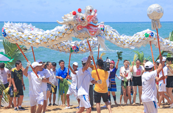 本地居民与游客共聚沙滩泼水、游龙准备“洗龙水”（摄影：游必生、范勇）