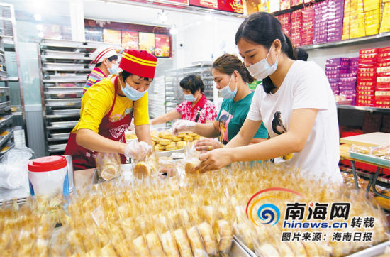 9月4日,在三亚市吉阳区红沙社区李家月饼店,工作人员正在制作月饼。 海南日报记者 武威 摄