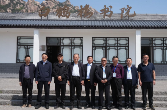 专家们在五莲县丁家楼子村白鹤楼书院前合影