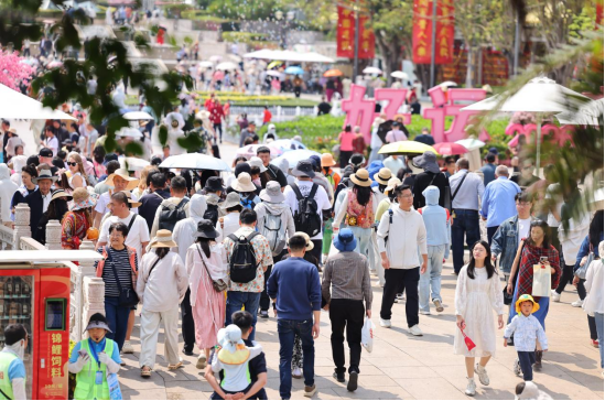  3月14日，许多游客走进南山文化旅游区春游踏青。陈文武 摄