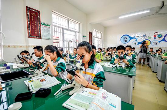 学生们正在体验仪器的神奇功能