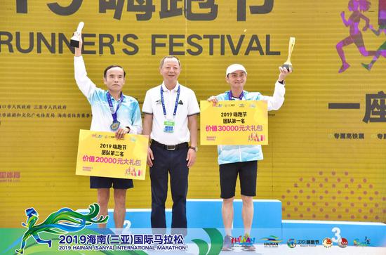 海南省旅游和文化广电体育厅副厅长高元义为跑团前两名代表颁奖