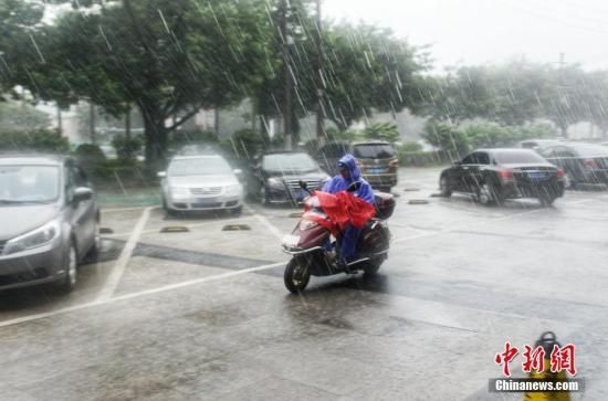 8月2日，受台风“韦帕”的影响，广西北海雨势持续，民众冒雨出行。翟李强 摄