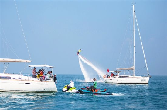 近日，许多来三亚的游客选择乘游艇出海，体验水上运动。本报记者 武威 摄