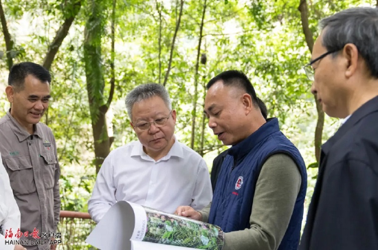 沈晓明书记听取院士工作站陈俊霄汇报设计方案