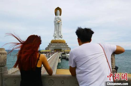 8月20日，一情侣在三亚南山文化旅游区游览。　陈文武 摄