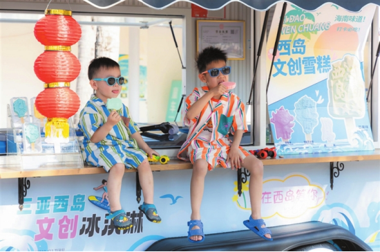  小游客享受西岛迷人的风光。三亚日报黄世烽 摄。