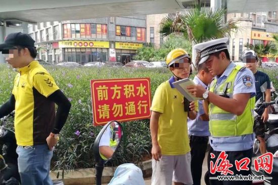 海口交警部门开展外卖配送电动自行车违法行为整治行动。(海口交警供图)