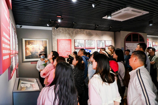 参会嘉宾参观宋氏祖居。