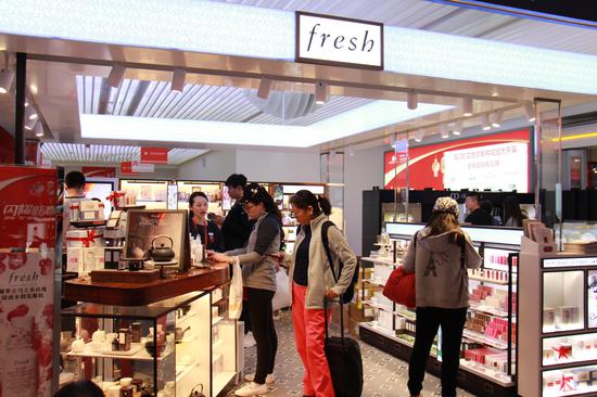 海口美兰机场免税店贯彻全国“两会”精神 助力中国旅游国际化发展