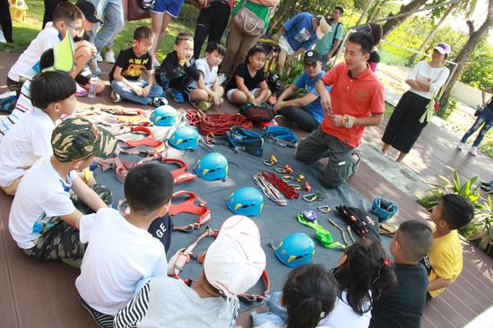 老师为孩子们讲解安全保护器材的原理和用法