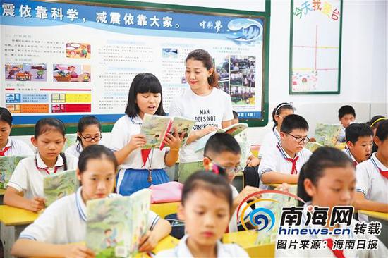 6月4日,海口市美兰区美苑小学,语文老师宋云霞在给学生上课。宋云霞老师来自河北,是学科的带头人,作为特级教师被引进。海南日报记者张茂摄
