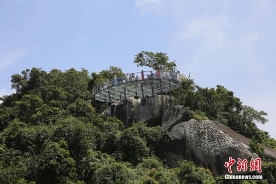 玻璃栈道的“凌空瞭望台”倚靠景区“大佛石”而建。王晓斌 摄