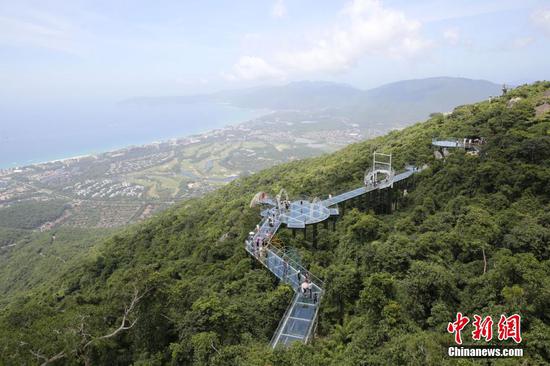 　　三亚首条海景玻璃栈道开门迎客，这也是海南首条全海景玻璃栈道，凌空而建面向亚龙湾。王晓斌 摄