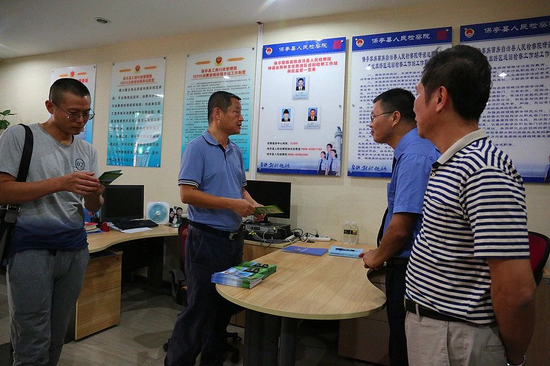 省检察院基层检察处督查组一行赴保亭呀诺达、槟榔谷、陵水分界洲岛等旅游区巡回检察工作站进行实地督导检查 高凌/摄