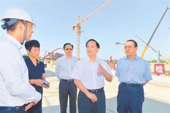 图为10月30日,在先行区综合服务中心施工工地,刘赐贵仔细了解项目建设情况。海南日报记者 王凯 摄