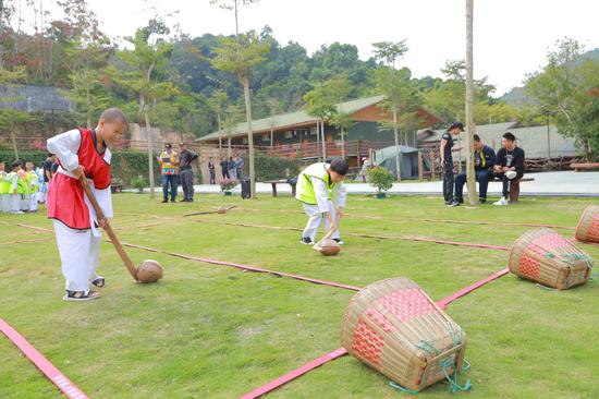 小学员在进行“赶椰子”趣味竞技活动