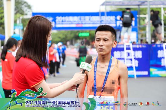 来自甘肃的王涛获得全程男子马拉松第二名。