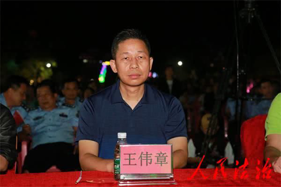 　琼中县委常委、公安局长王伟章观看演出