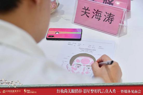 红妆尚院长关海涛为演员建立档案