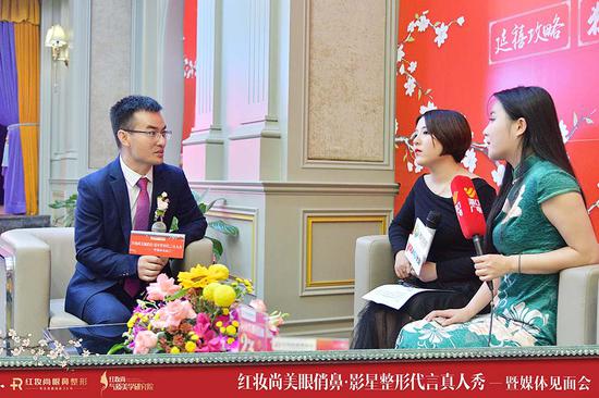 妆尚院长张建平为两位演员解答整形问题