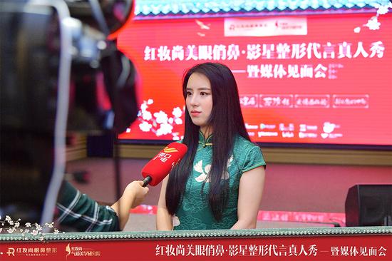 海口电视台采访演员许静小姐
