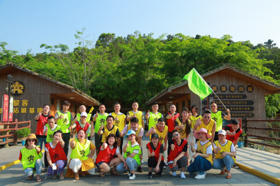 Golden Age学员在”悠黎客“拓展基地合影