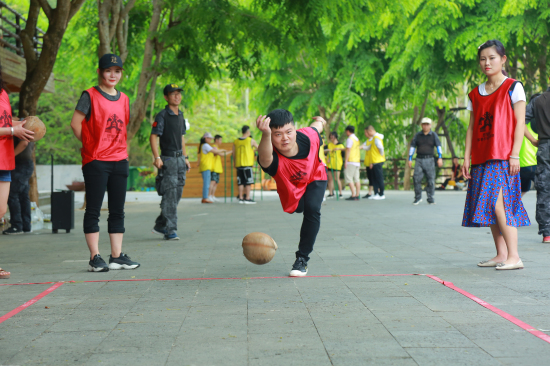 Golden Age学员体验“椰子保龄球“竞技