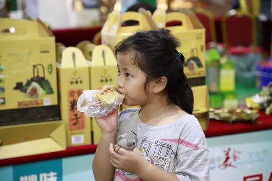 定安粽子亮相海口望海国际广场 “粽”享美食文化盛宴