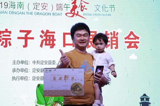 定安粽子亮相海口望海国际广场 “粽”享美食文化盛宴