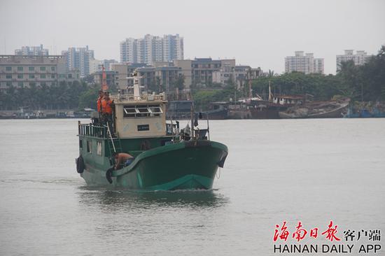 海警官兵押解涉案船只。通讯员供图