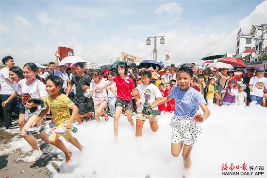 八月十七日，市民游客参与第五届琼海潭门赶海节“泡沫之夏”亲水嘉年华活动。海南日报记者袁琛摄