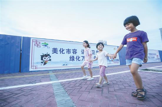 在万宁万城镇，几位小朋友在干净的街道上玩耍。海南日报记者 袁琛 摄