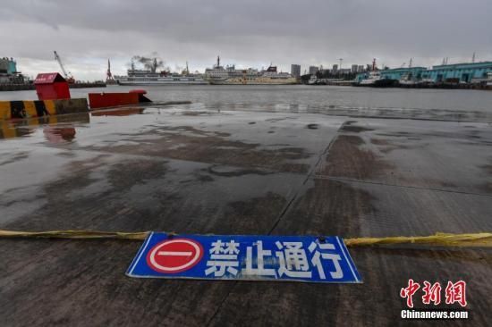 资料图：海口港客运站码头的客滚船陆续离港进避风港避风。中新社记者 骆云飞 摄
