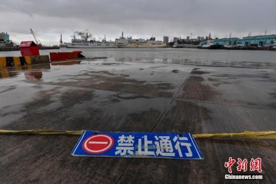 资料图:海口港客运站码头的客滚船陆续离港进避风港避风。中新社记者 骆云飞 摄