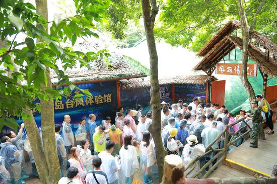 游客在景区超感5D沉浸式体验馆《风雨情深》前排起长龙