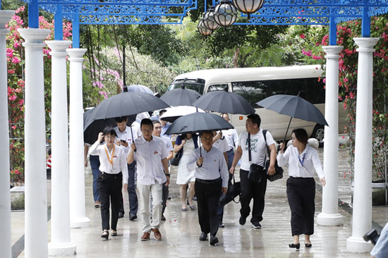 省委常委、市委书记童道驰冒雨调研三亚学院