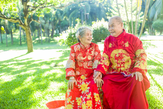 钻石婚夫妇罗定永和林瑞喜在天涯海角拍摄婚纱照见证爱情
