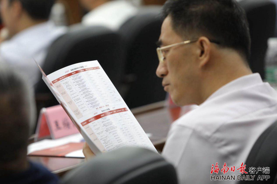 (与会嘉宾了解品牌大会相关信息 陈若龙摄)