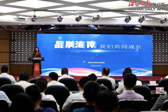 (海南日报报业集团全媒体运营中心主任龙丁敏推介海报集团品牌 陈若龙摄)