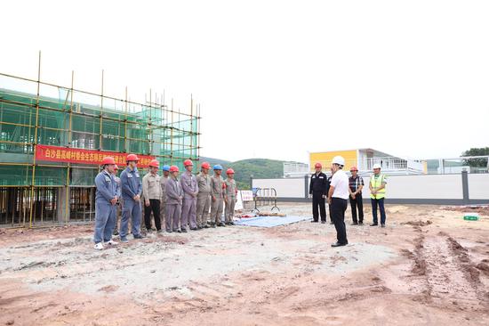 白沙县南开乡高峰村委会生态移民搬迁配套电力工程开工。余盛本 摄