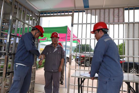 进入施工现场前的测温。余盛本 摄