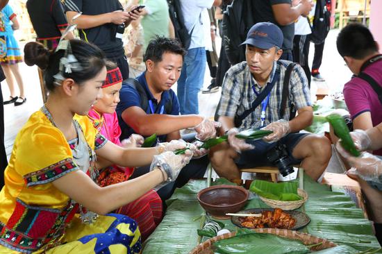 端午节，游客体验包粽子活动