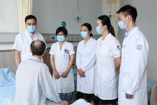 海南省肿瘤医院专家团队看望患者