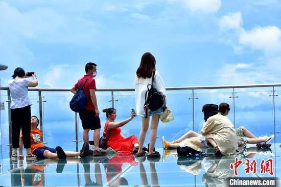 暑期三亚连日天气晴好，游客畅游亚龙湾热带天堂景区。　黄庆优 摄